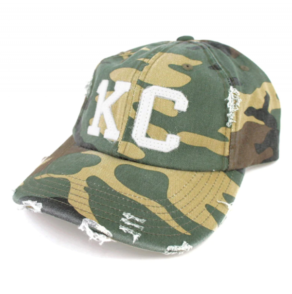 Topi dengan Motif Camouflage Kreatif